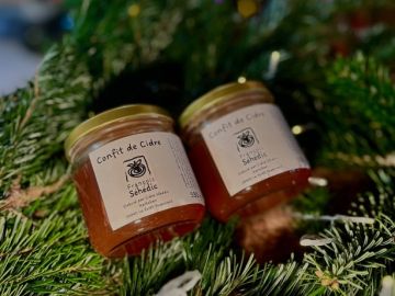 Il est de retour, notre confit de cidre !

Cette gelée est un vrai concentré de cidre, qui révélera toute ses saveurs dès qu’il sera chaud 🔥

Il accompagne à...