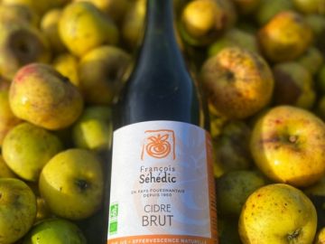 Le cidre Brut, c'est le grand classique de la maison Séhédic

Issu d’un assemblage généreux de 30 variétés de pommes à cidre  de notre verger– acidulées,...