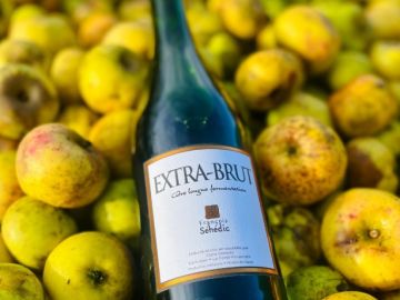 ✨ Cidre Extra-Brut – La quintessence de la pomme fermentée 🍏

Fruit de l'assemblage de la trentaine de variétés de notre verger, le Cidre Extra-Brut Séhédic...