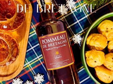 La douceur ambrée du terroir breton

Né de l’assemblage de moût de pommes 🍎à cidre non fermenté et de Fine Bretagne AOC, notre Pommeau est élaboré à partir...