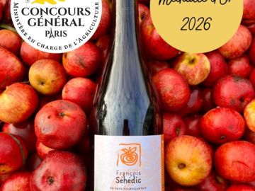 🥇 Médaille d’or !

Notre cidre demi-sec bio a été récompensé au  Concours Général Agricole de Paris.

Un joli clin d’œil au travail patient mené au verger et...