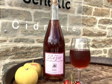 🍎 Très heureux de vous présenter le dernier né des cidres CIDRE SEHEDIC : 🍏 ROZIC🍒! 

Rozic associe les 2 fruits emblématiques de la La Forêt-Fouesnant ; 
-...