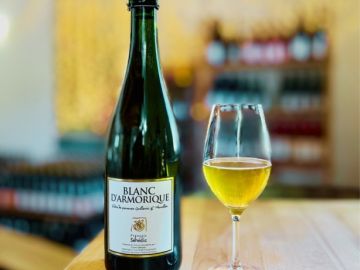 Connaissez-vous notre Blanc d'Armorique ? 🍏✨

Cette cuvée est élaborée à partir de deux variétés de pommes acidulées, Avrolles et Guillevic. Elles lui...